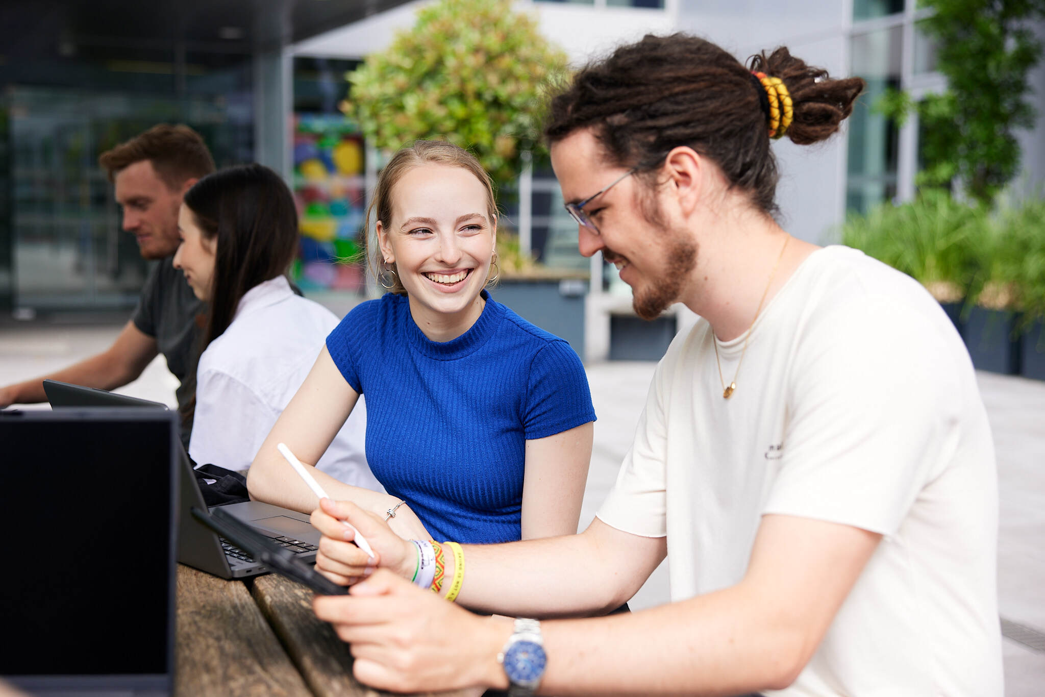 zwei Studenten beim arbeiten im Innenhof der FH Wels
