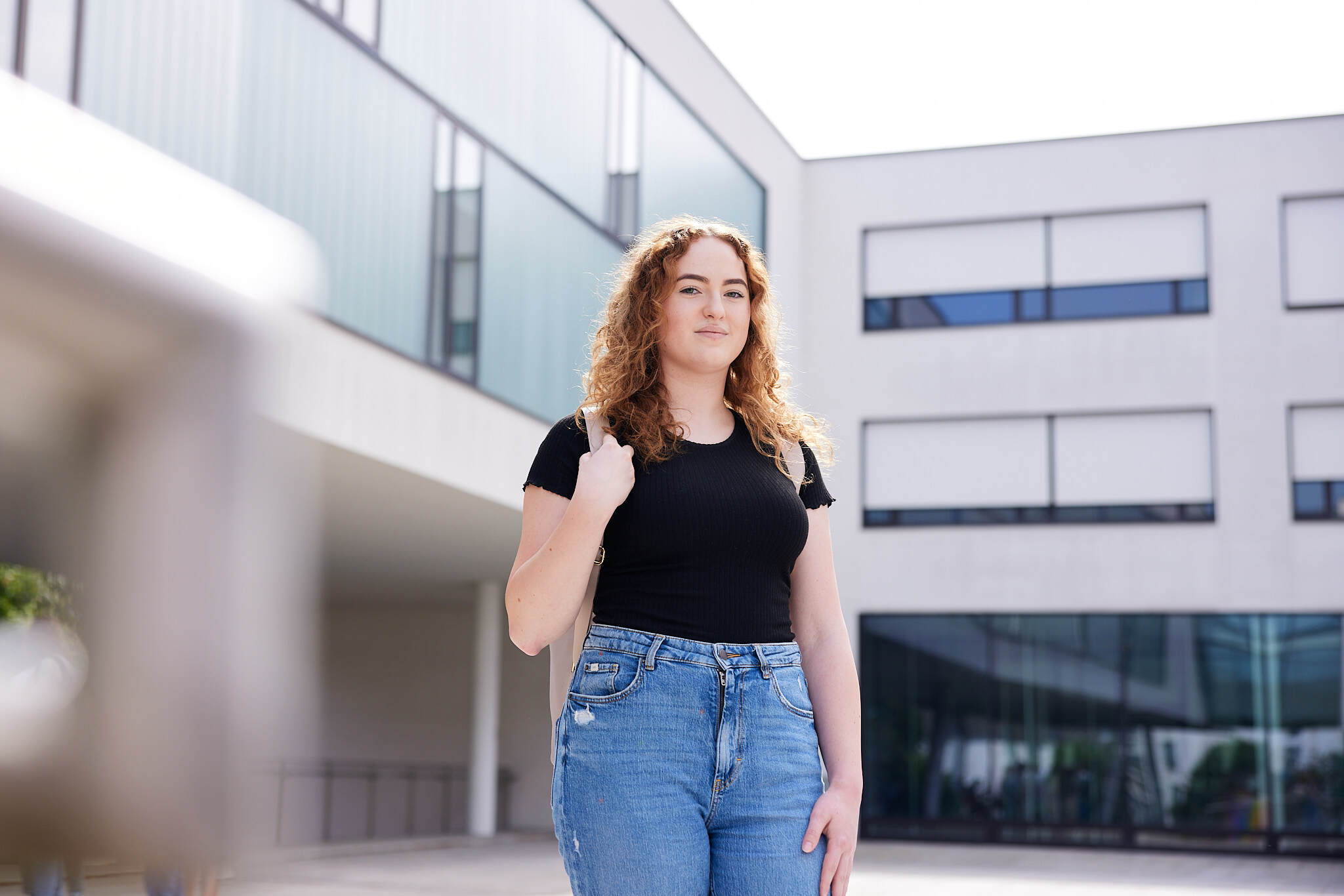 ein junge Studentin wird schräg von der Seite am Campus Hagenberg gezeigt