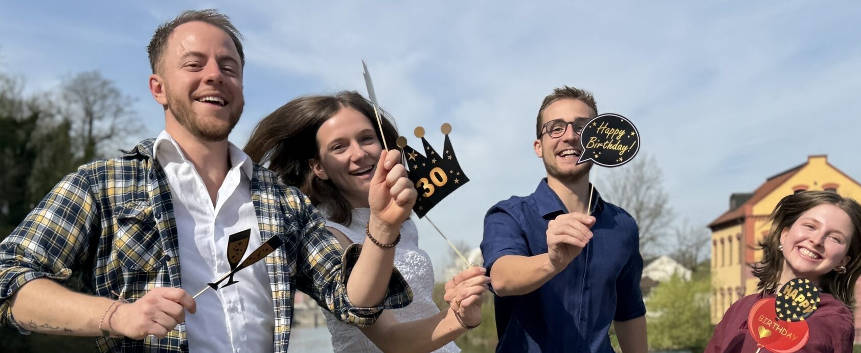 30 Jahre FH OÖ Campus Steyr - Leute mit 30 Jahre Fähnchen